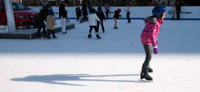 東京でアイススケートを楽しむ
