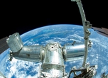 船外活動で撮影された「きぼう」と地球　ⒸJAXA/NASA