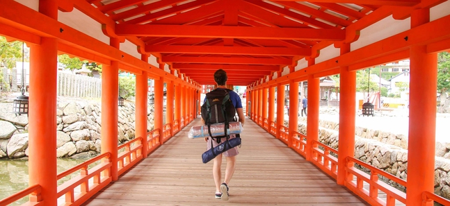 How to hitchhike through Japan